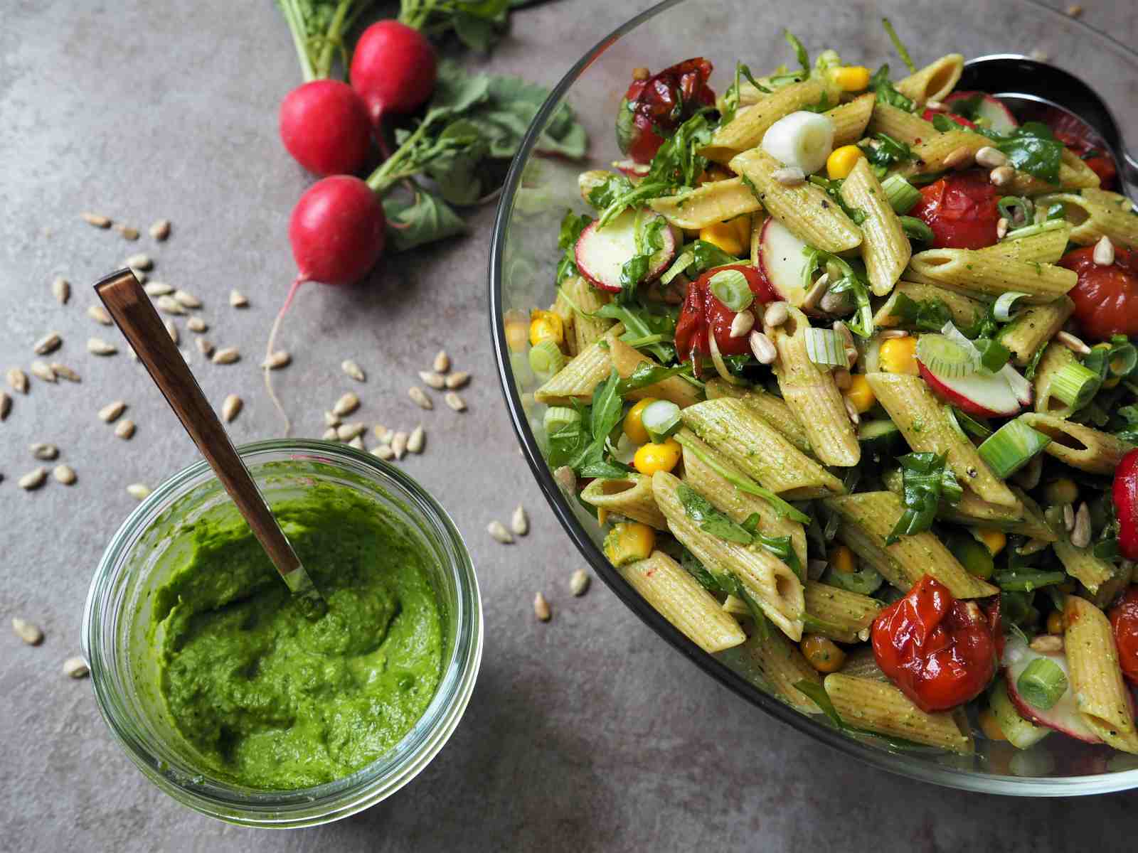 Rezeptidee Verwendung Radieschenblätterpesto: Frühlings-Nudelsalat