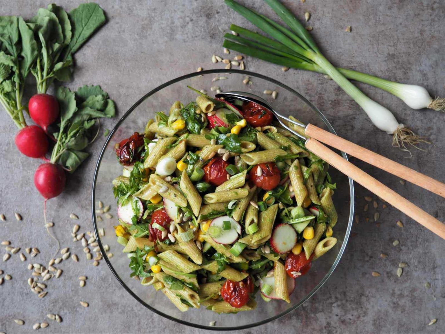 Veganer Frühlings-Nudelsalat mit Radieschenblätter-Pesto • Grüner Zucker