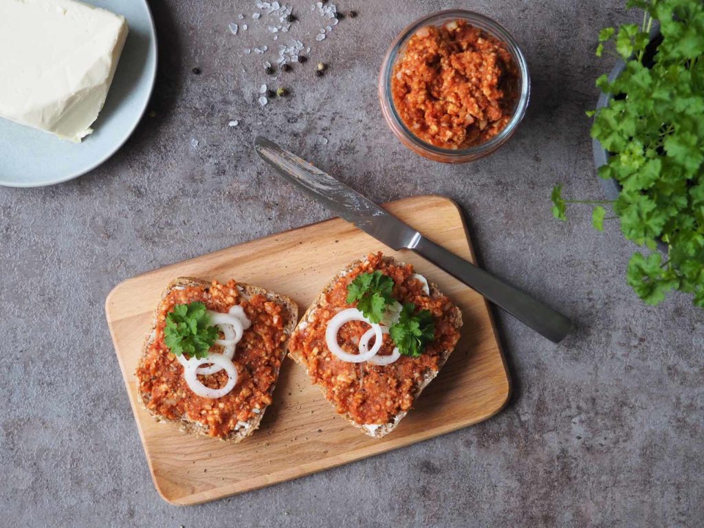 Veganer Brotaufstrich nach Mett-Art • Grüner Zucker