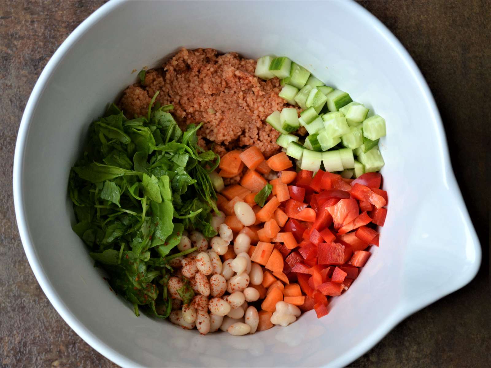 Vegane Kumpir mit Couscous-Salat und Dip Zutaten in Schüssel