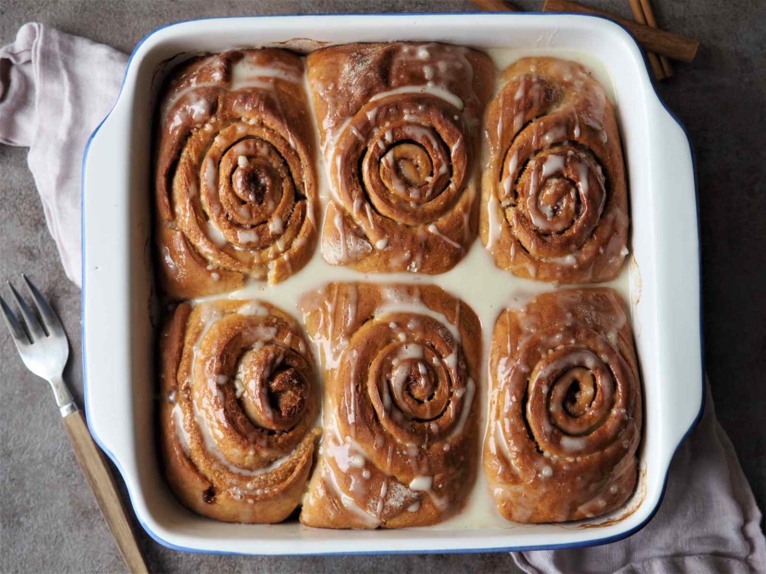 VeganeZimtschneckenMitFrostingFrischAusDemOfen