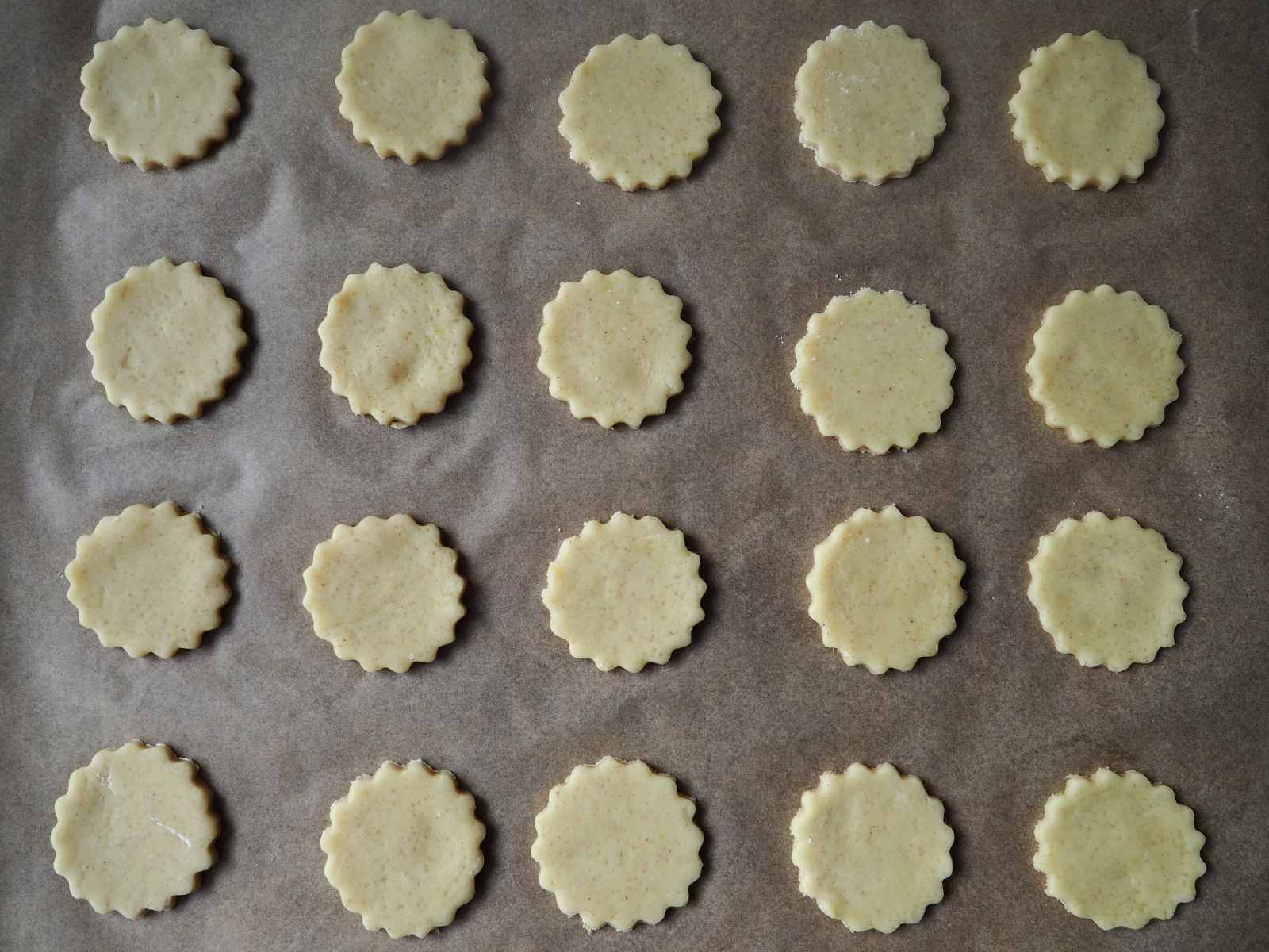 Vegane Zitronenplätzchen mit bunten Streuseln Teig auf Backblech