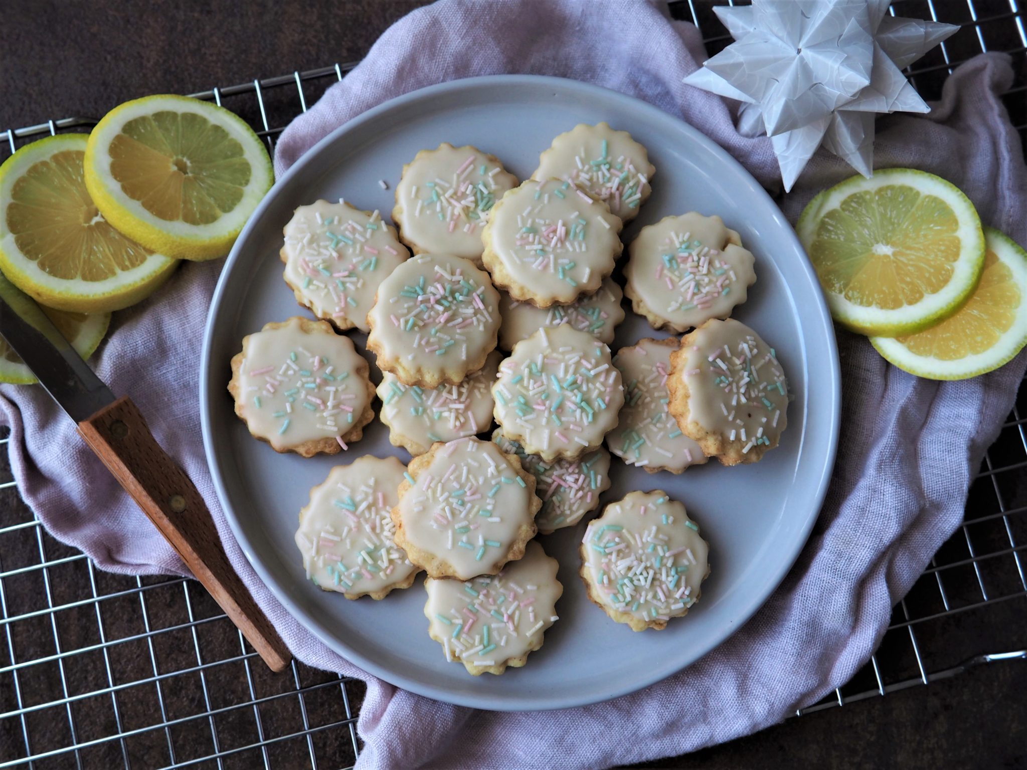 Vegane Zitronenplätzchen mit bunten Streuseln – ganz schnell gezaubert ...