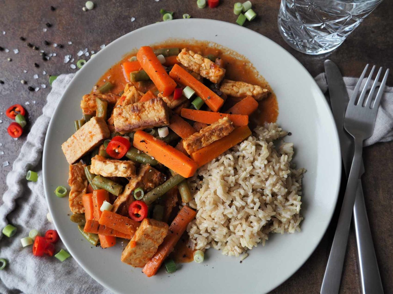 Tempeh mit Gemüse und würziger Soße • Grüner Zucker
