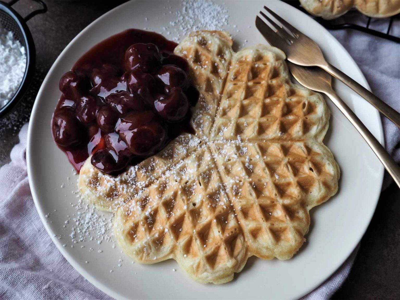 Vegane Waffeln mit Sauerkirschen und Puderzucker + 8 Tipps • Grüner Zucker