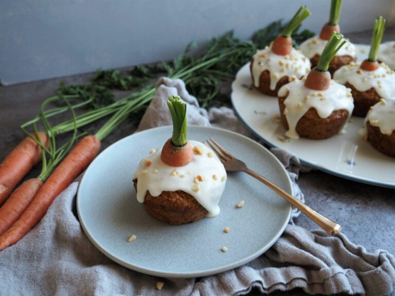 Saftige vegane Möhren-Muffins mit Frosting • Grüner Zucker Saftige vegane Möhren-Muffins mit Frosting • Grüner Zucker