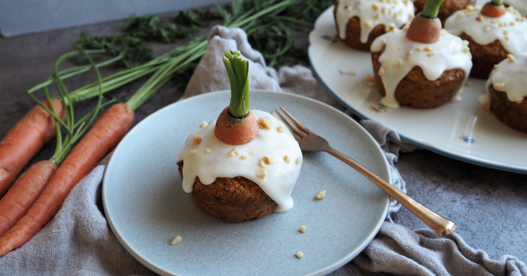 Saftige vegane Möhren-Muffins mit Frosting • Grüner Zucker
