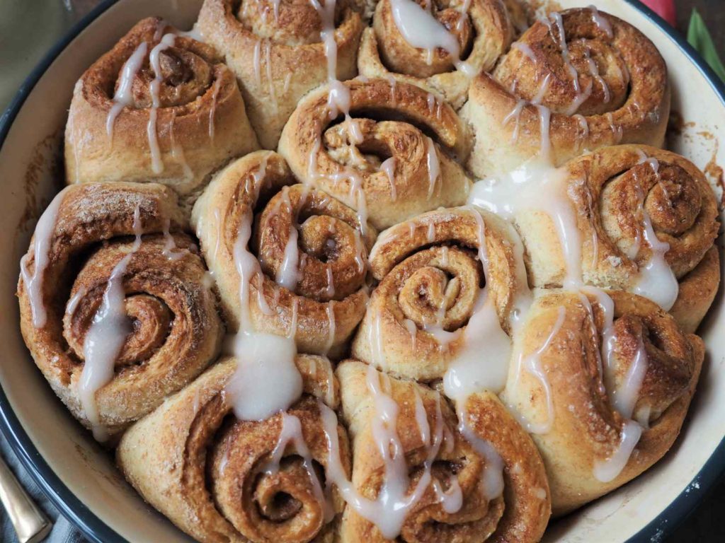 Vegane saftige Zimtschnecken mit Frosting • Grüner Zucker