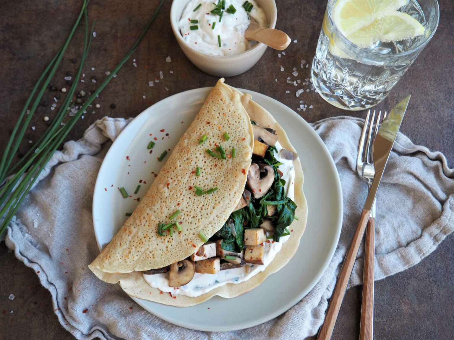 Herzhafte vegane Pfannkuchen mit Champignon-Spinat-Füllung • Grüner Zucker