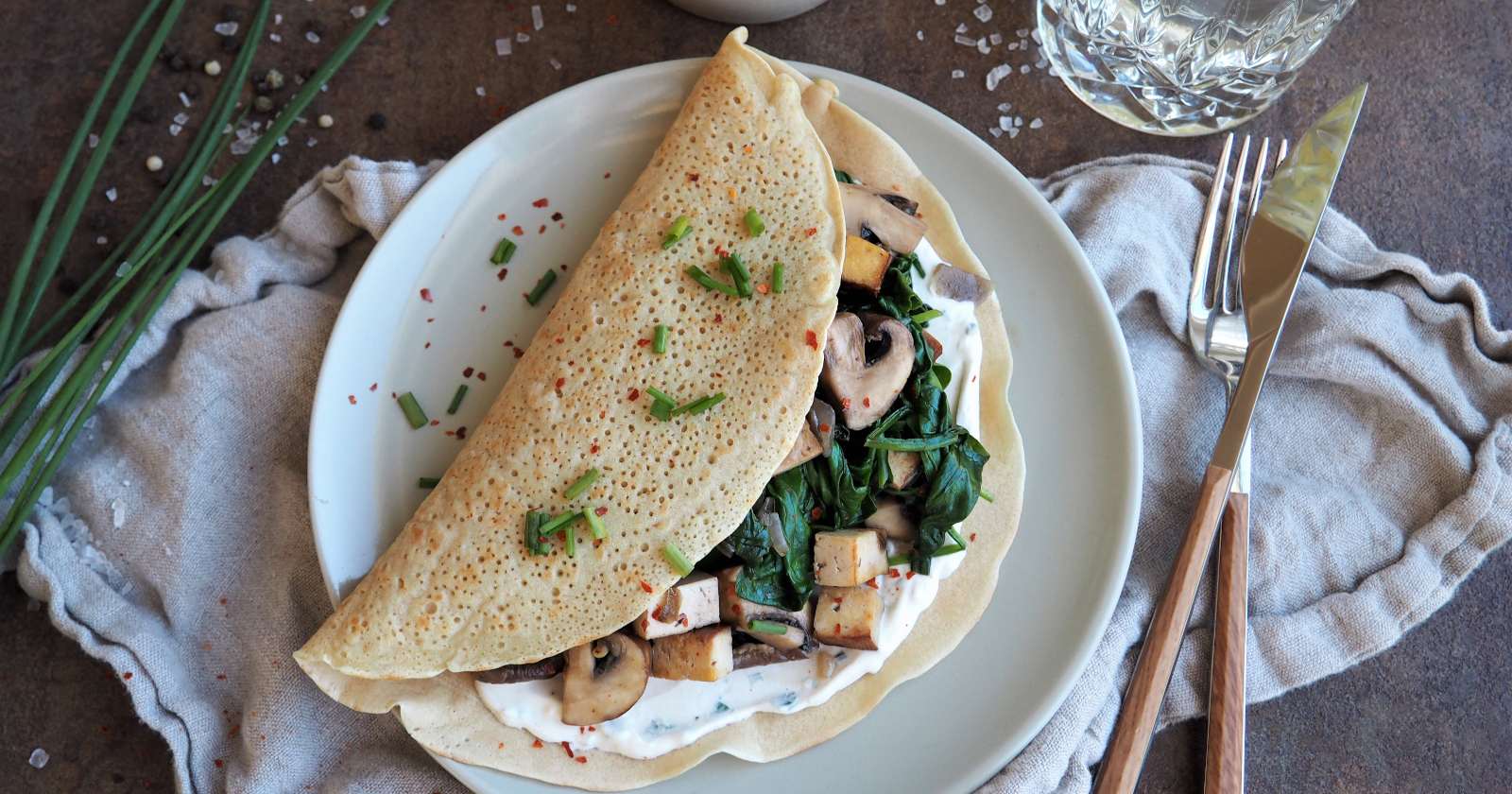 Herzhafte vegane Pfannkuchen mit Champignon-Spinat-Füllung • Grüner Zucker