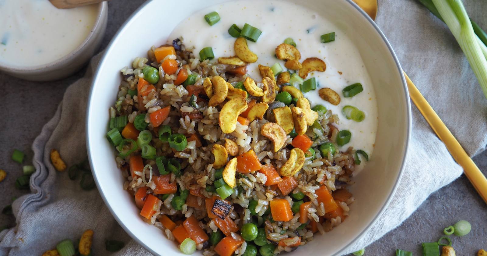 Gebratener Gemüsereis mit veganem Joghurt-Dip • Grüner Zucker