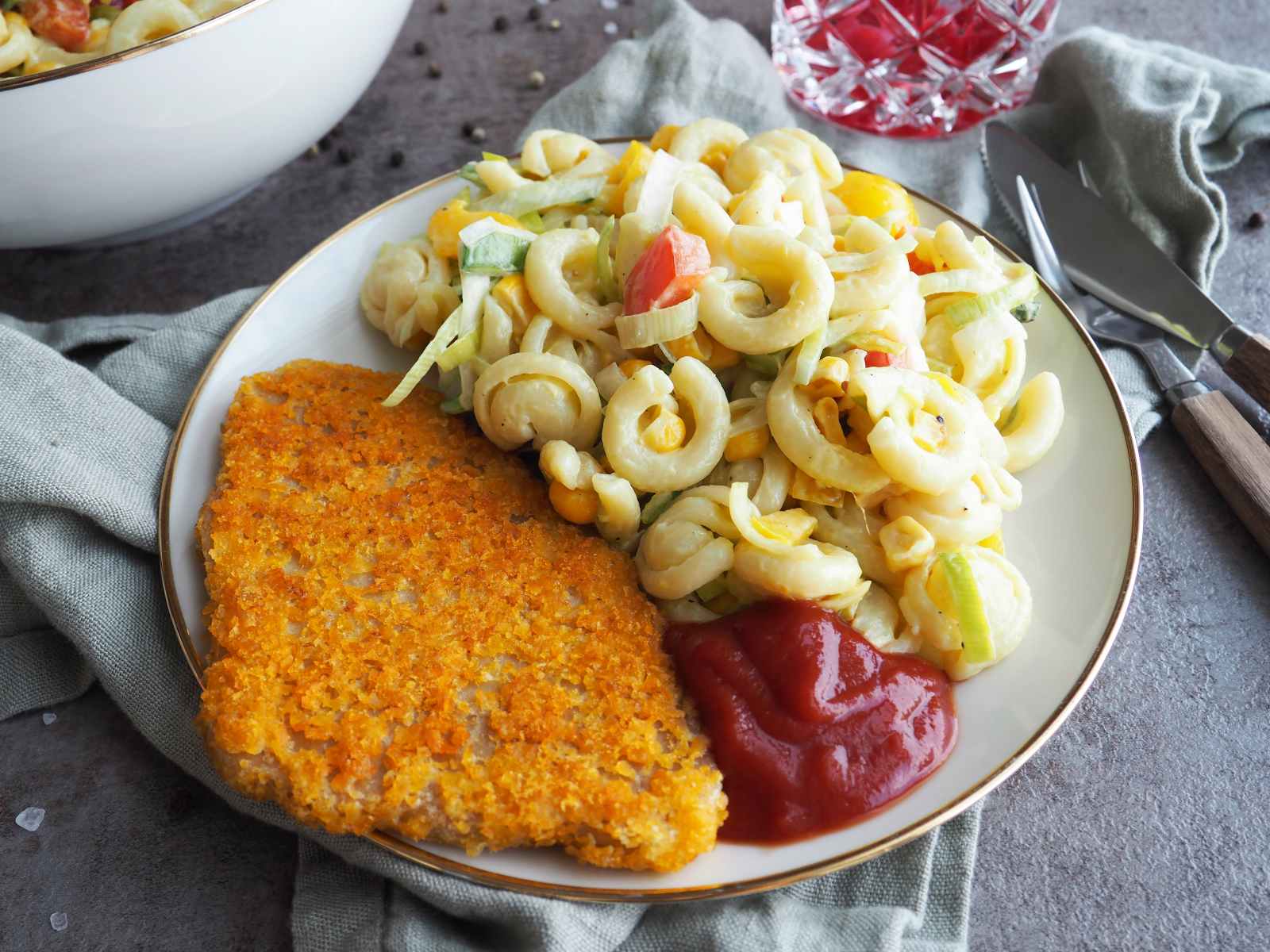 Veganer Trulli Nudelsalat mit veganem Schnitzel und Ketchup auf Teller