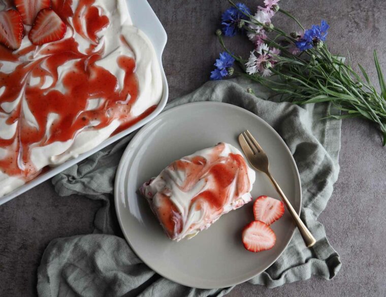 Veganes Erdbeer-Tiramisu ohne Löffelbiskuits in Auflaufform und auf Teller