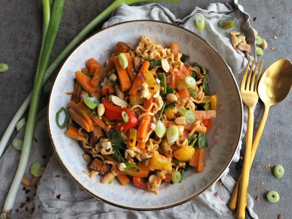 Vegane Mie-Nudeln mit Erdnusssoße und Gemüse • Grüner Zucker